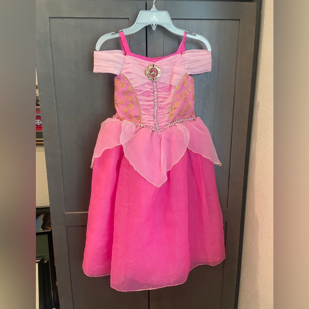 Sleeping Beauty/ Princess Aurora dress
Shoes and metal tiara size 5/6